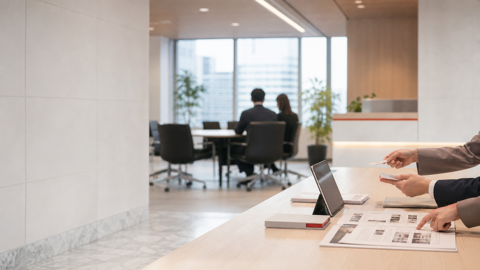 日本企業のオフィスで商品企画と法人取引の相談を行うスタッフ対応シーン